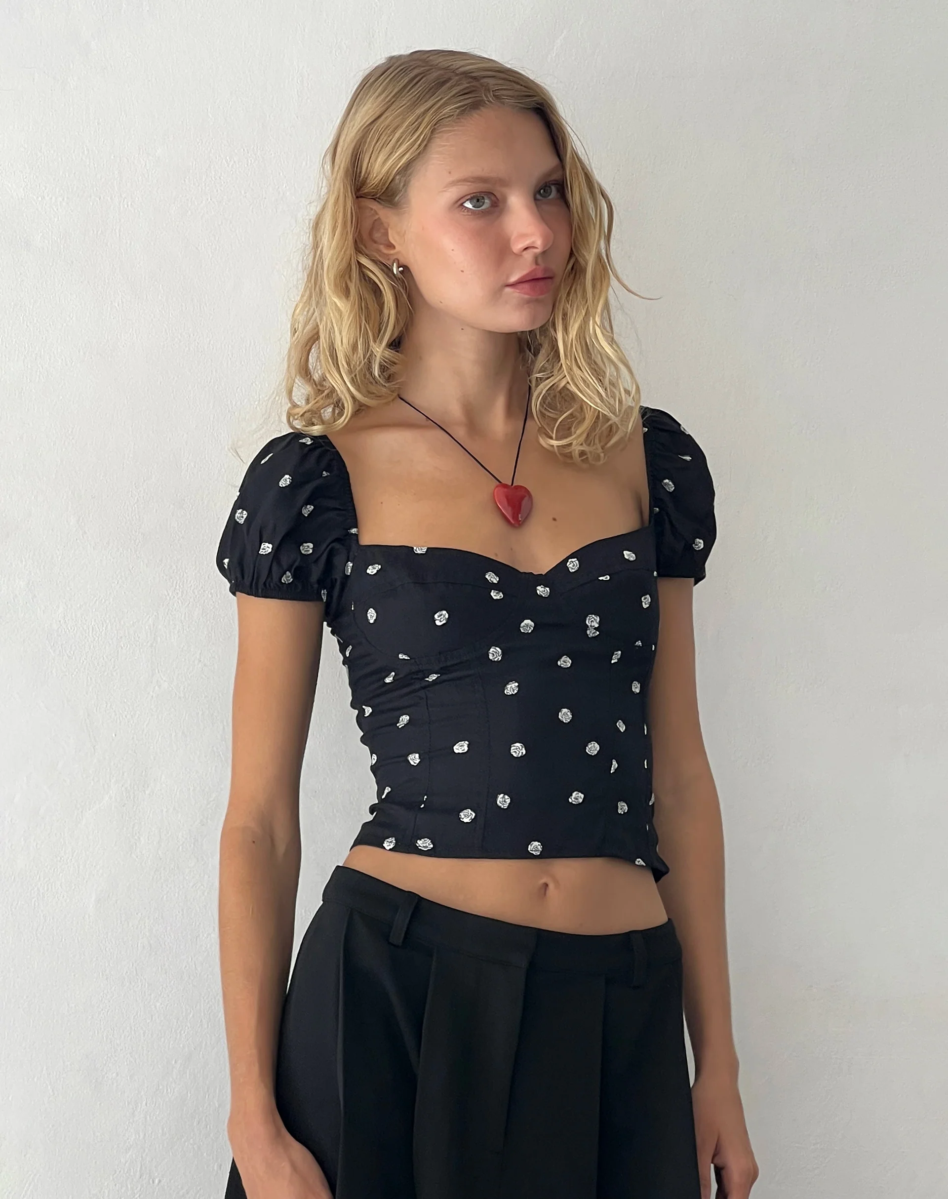 Leify Sweetheart Top in Ditsy Rose Black - Awmao