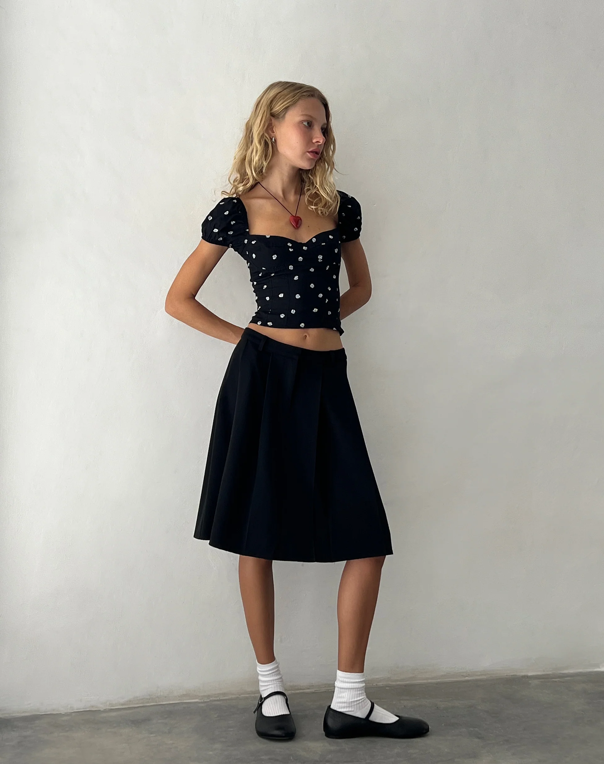 Leify Sweetheart Top in Ditsy Rose Black - Awmao