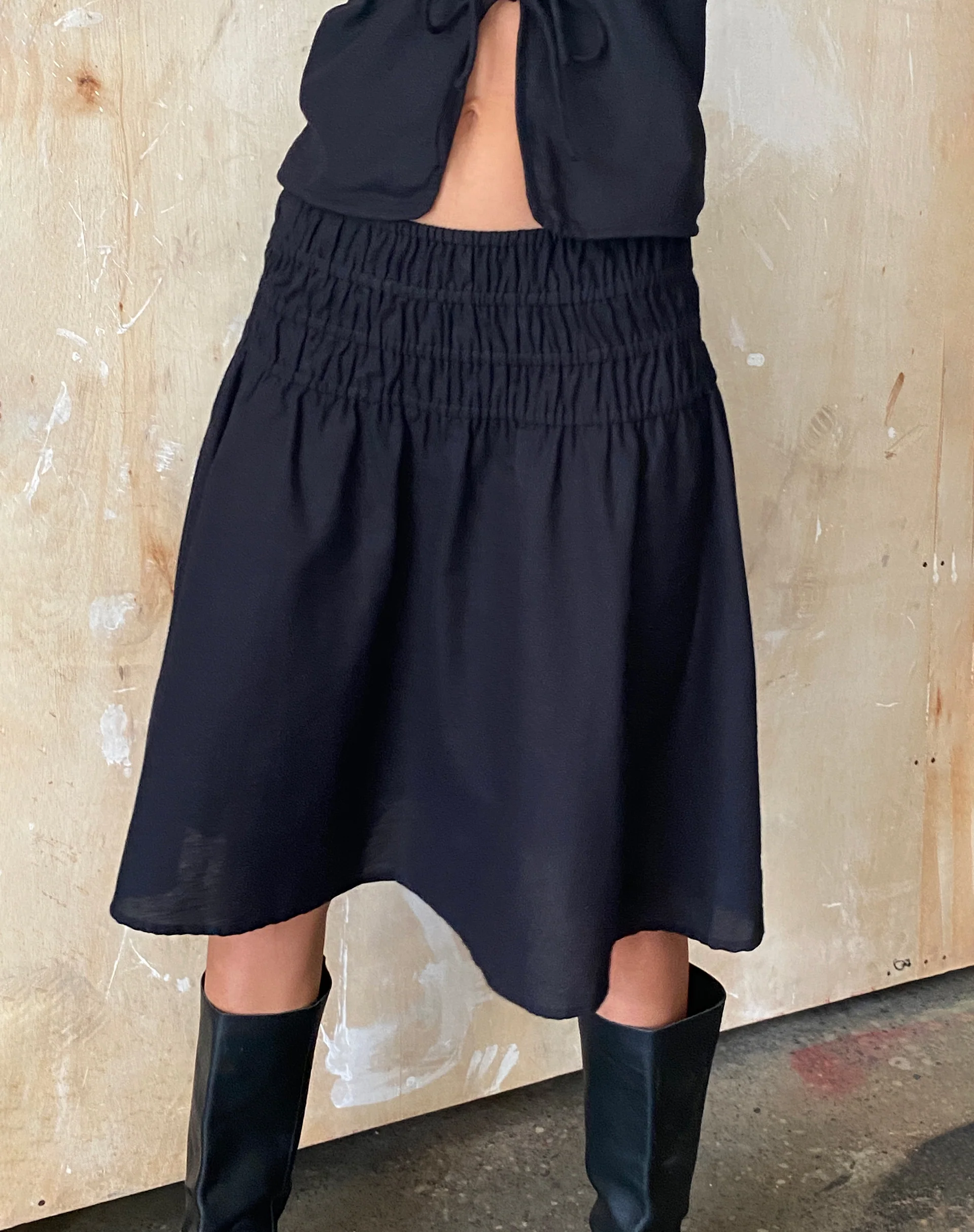 MOTEL X JACQUIE Neleta Shirred Waist Midi Skirt in Black - Awmao