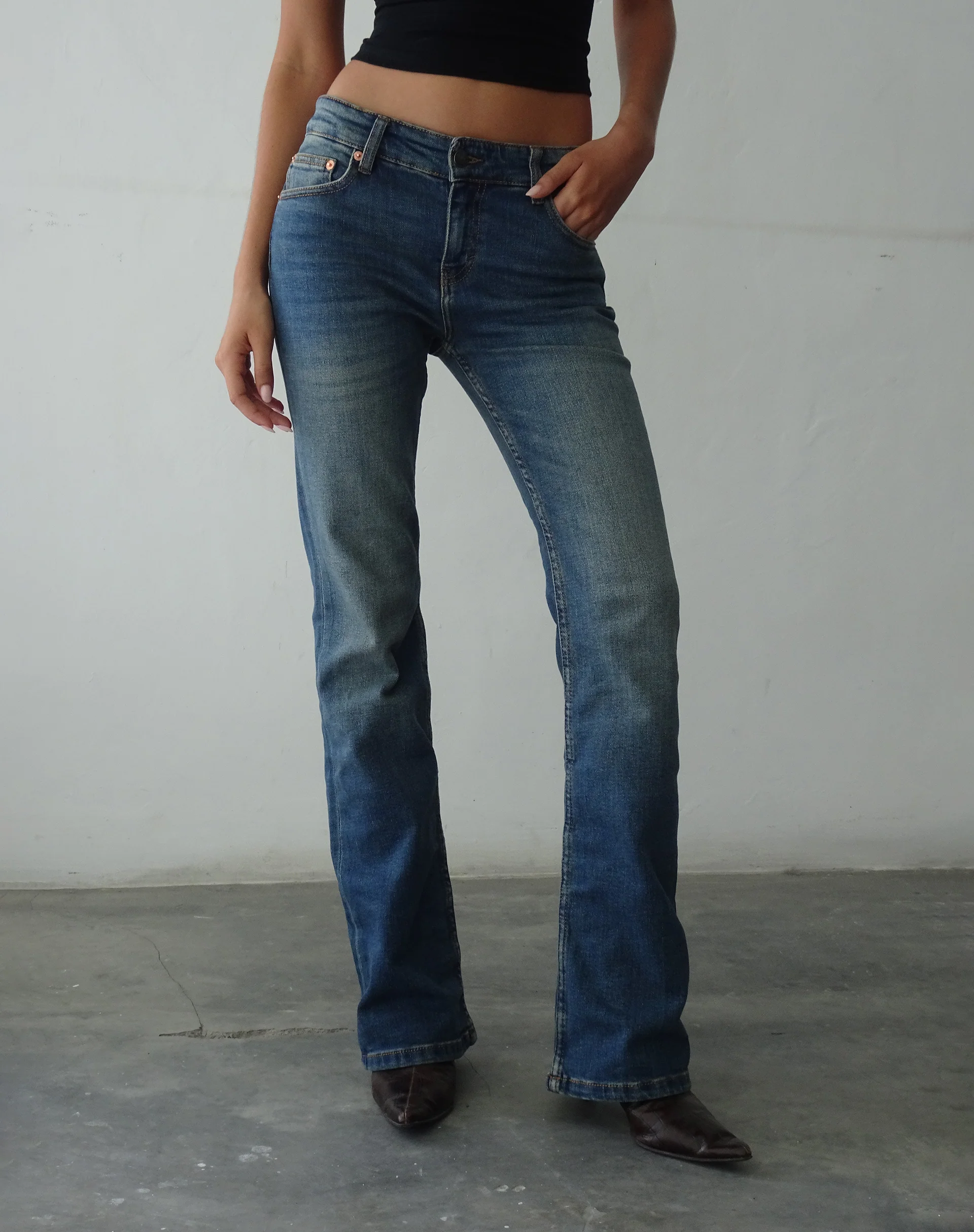 Low Rise Bootleg Jeans in Mid Vintage Blue - Awmao