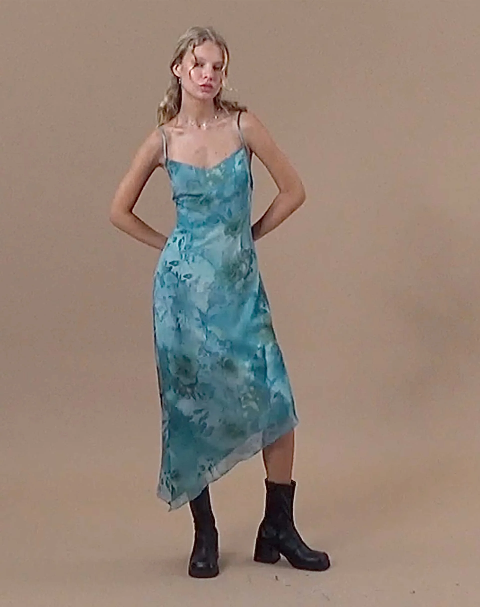 Preston Midi Dress in Watercolour Floral Blue - Awmao