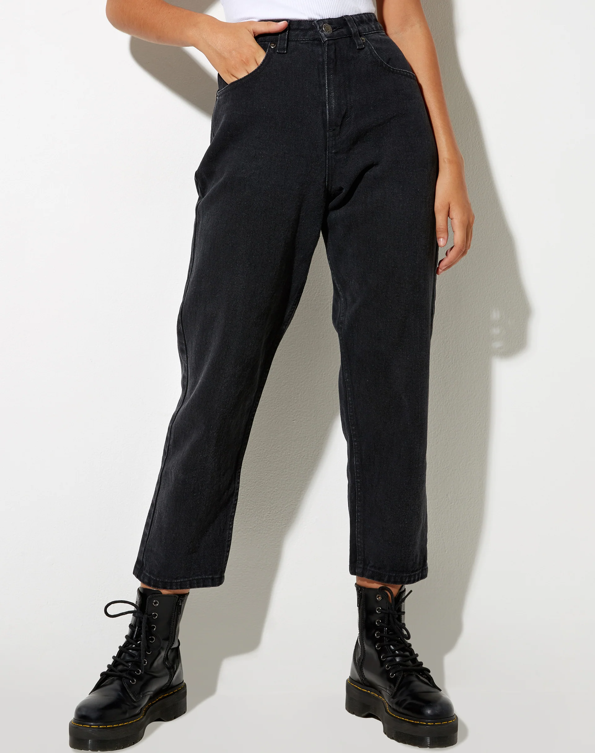 Mom Jeans in Black Wash - Awmao
