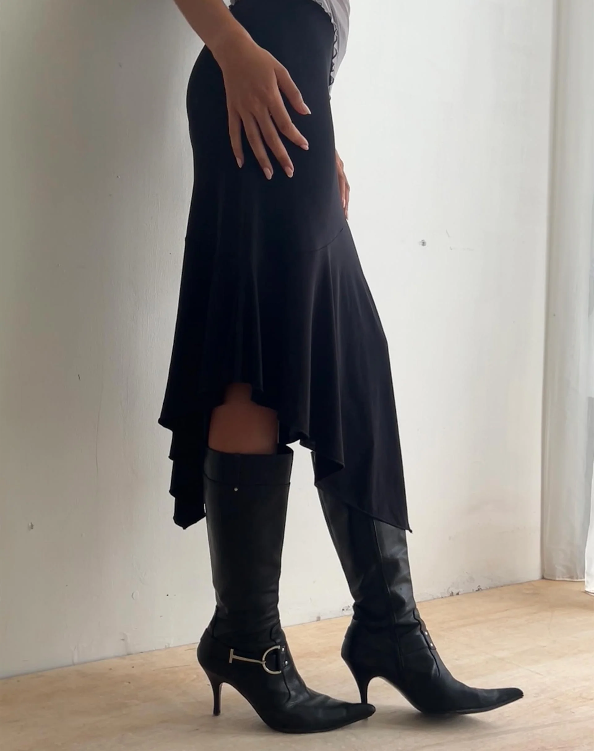 Cinta Low Rise Midi Skirt in Black - Awmao