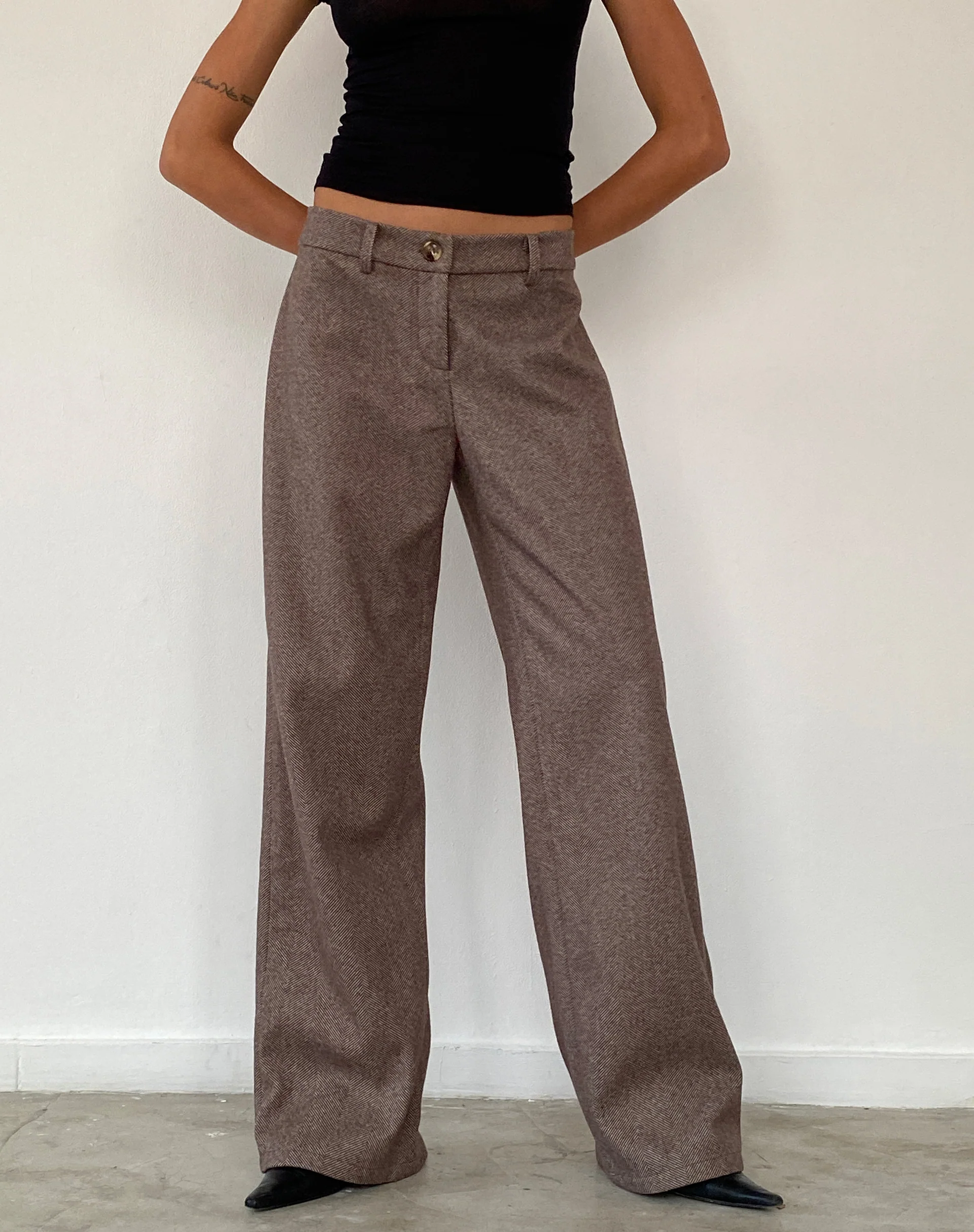 Helsa Low Rise Trouser in Dark Brown Tailoring - Awmao