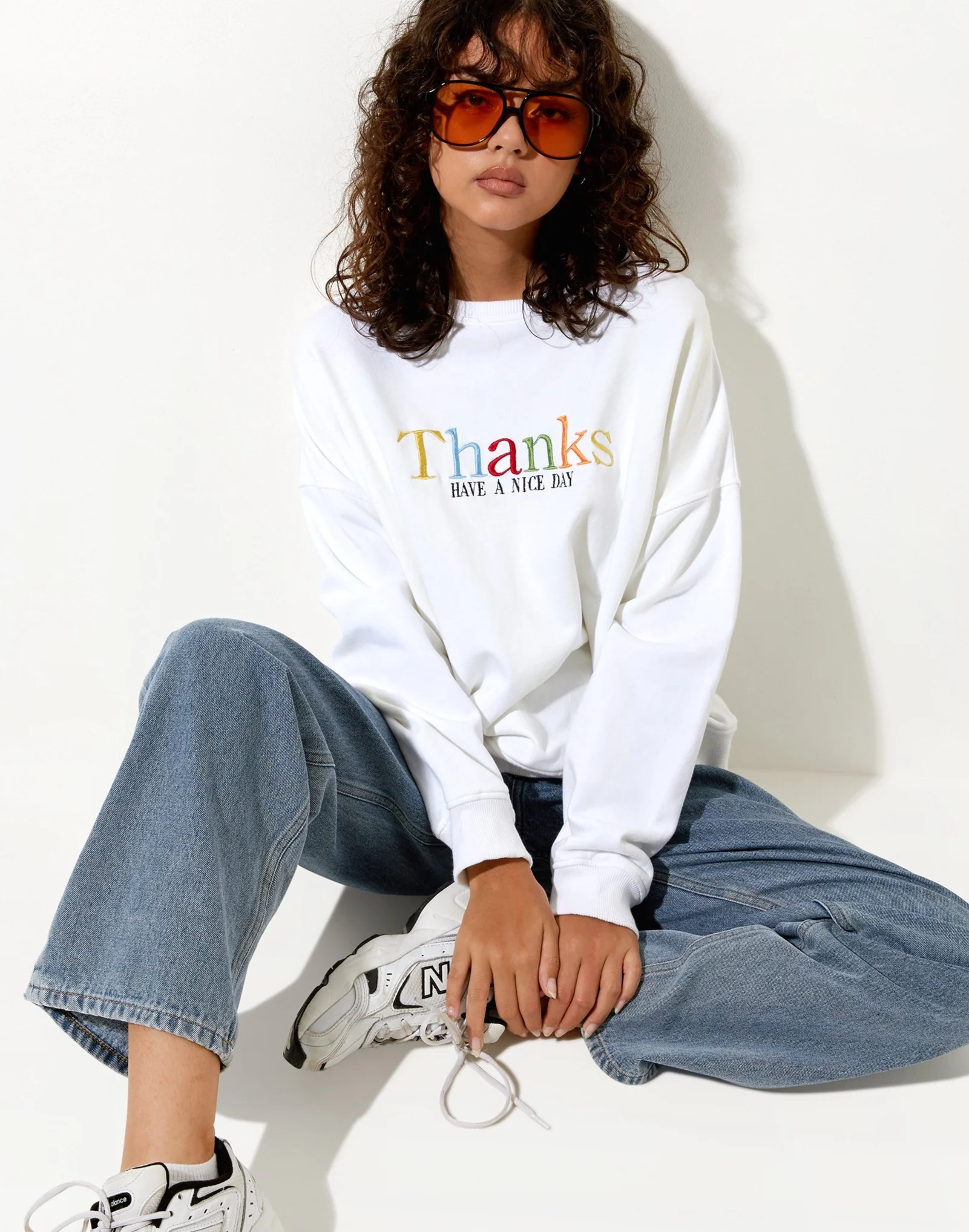 Ted Sweatshirt in White Thank You Have A Nice Day Embro - Awmao